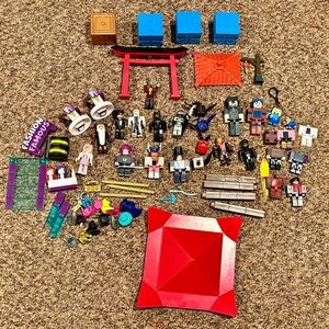 Roblox and Minecraft figurines & accessories
